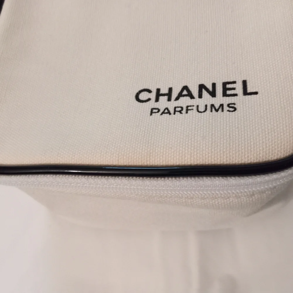 ∆💄Chanel Make-up/Parfum Case-Chanel No 5 Vintage Design